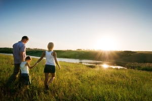 parents_enfant_nature_soleil_assaurance