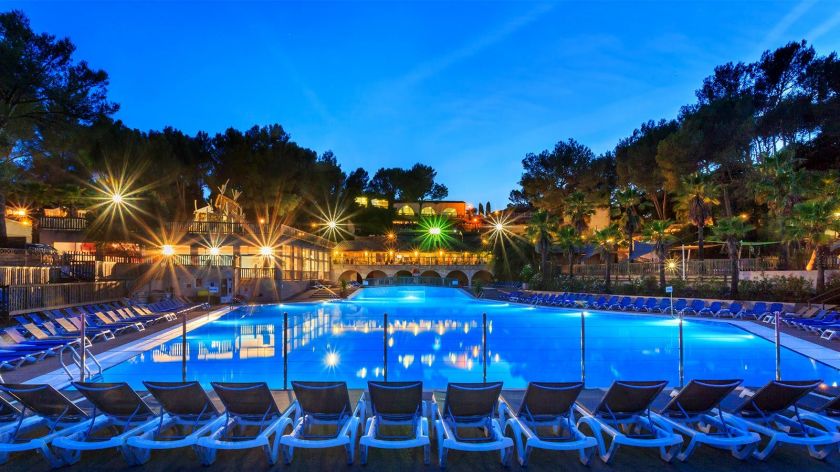 La piscine vue de nuit